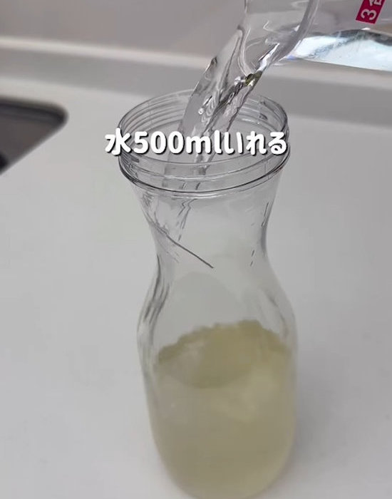 水を注いでいる様子