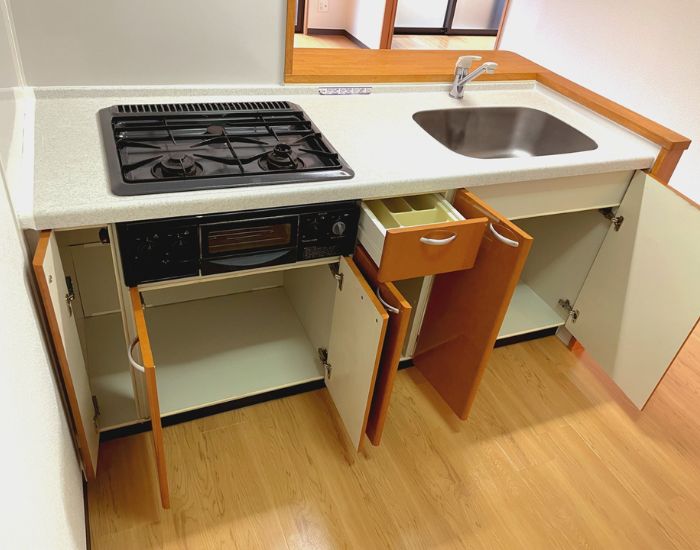 キッチン周りの収納扉を全て開けた状態の写真