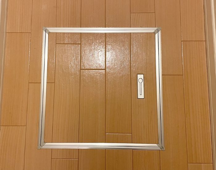 床下収納の扉を写した写真