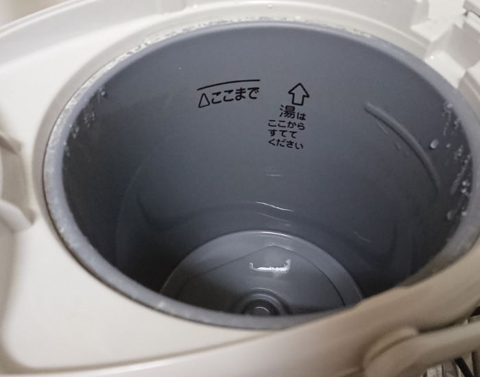 電気ポットのフタを開けて内部を写した写真