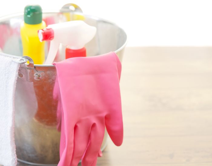バケツに洗剤ボトルなどを入れてまとめている写真