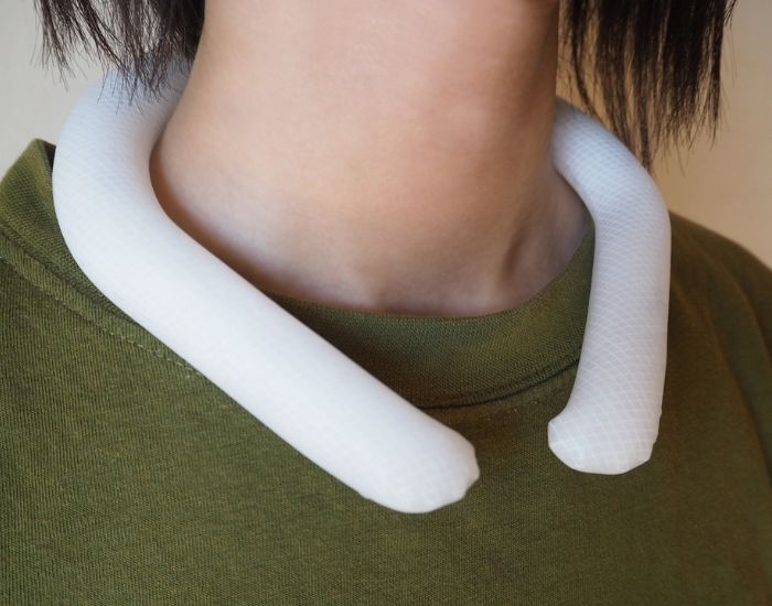 女性がネッククーラーを着けている写真