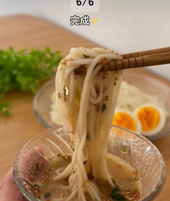 ピリ辛風つけダレを付けたそうめん
