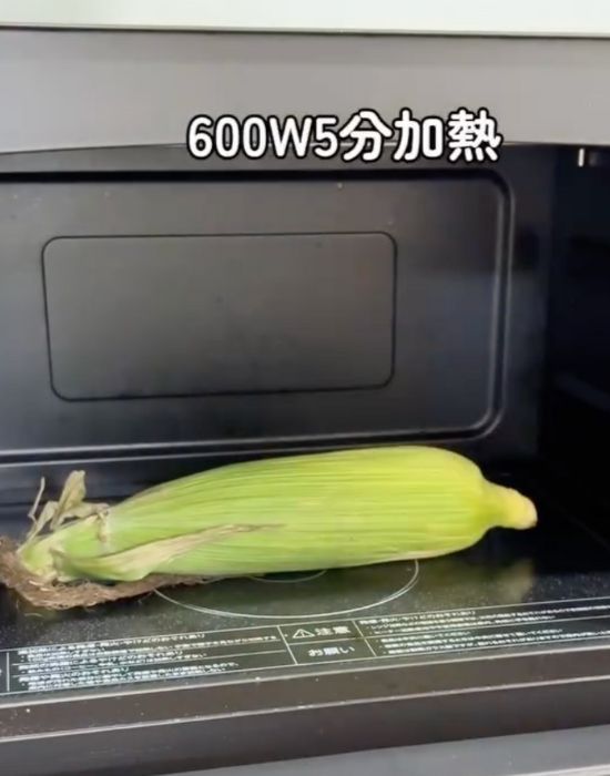 皮付きのトウモロコシを電子レンジに直接入れた様子