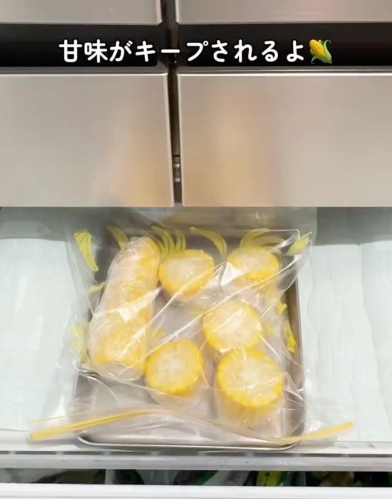 ラップで包んだトウモロコシをジッパー付き保存袋に入れて冷凍庫に入れた様子