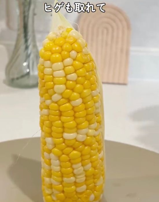 きれいに皮がむけたトウモロコシの様子