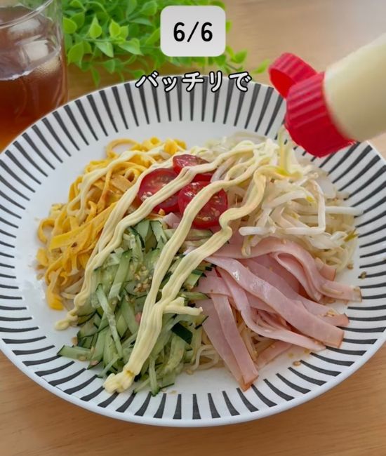 マヨネーズをかける様子