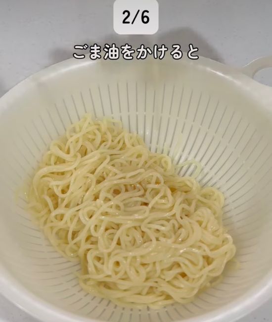 麺にごま油をかける様子