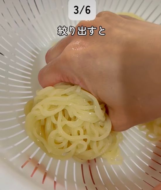 麺を絞る様子