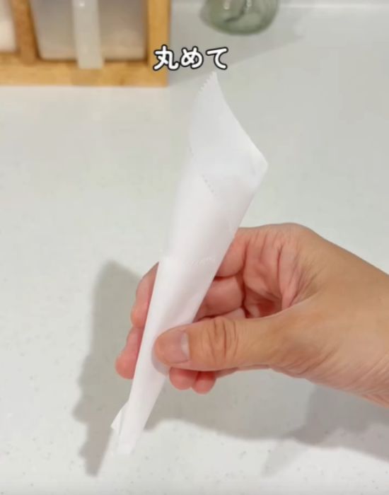 クッキングシートを丸める