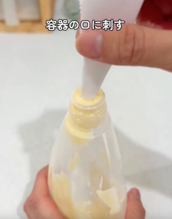 マヨネーズの容器にクッキングシートを入れる