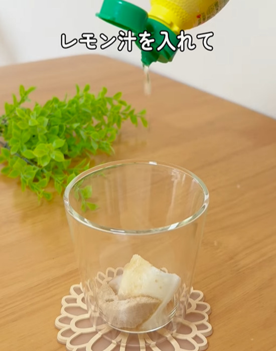 グラスにレモン汁を入れる様子