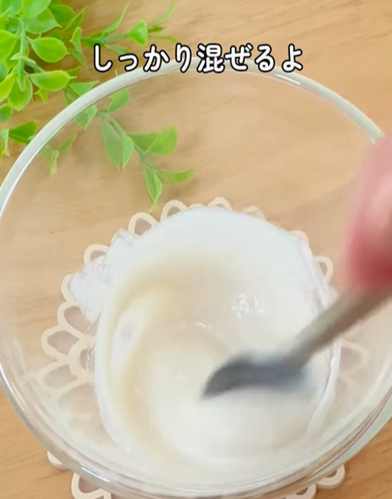 グラスの中の材料を混ぜる様子