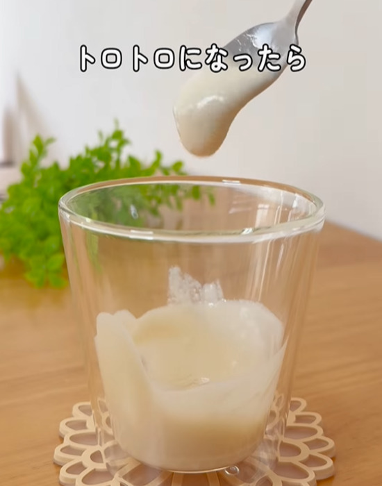 グラスの中の材料をスプーンですくう様子