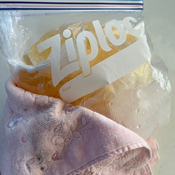 ジュースを入れたポリ袋と氷が入ったジップロックの手前部分をハンカチで包んだ様子