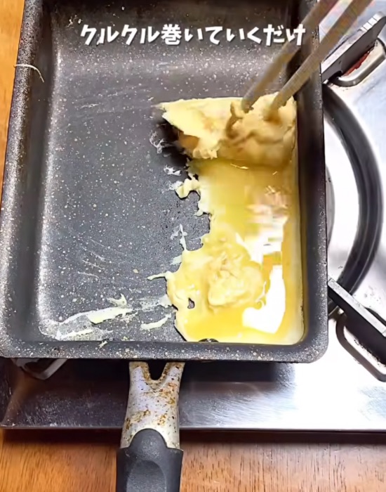 卵を焼きながら巻く様子