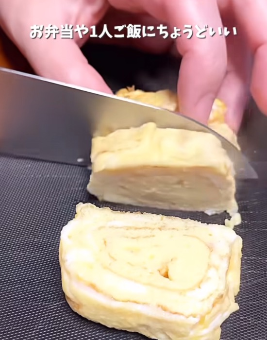 完成した卵焼きを切る様子