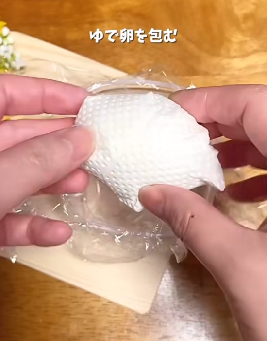 キッチンペーパーで包んだゆで卵