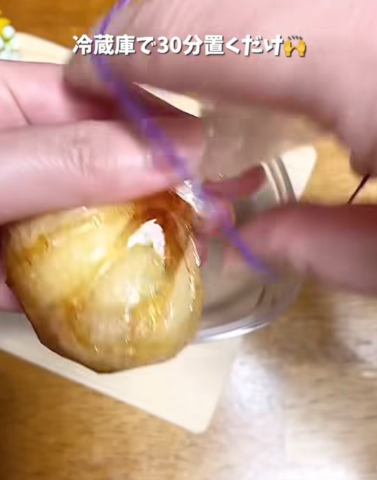 めんつゆを染み込ませたラップで包んだゆで卵