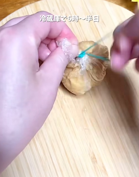 ゆで卵をラップで包む様子