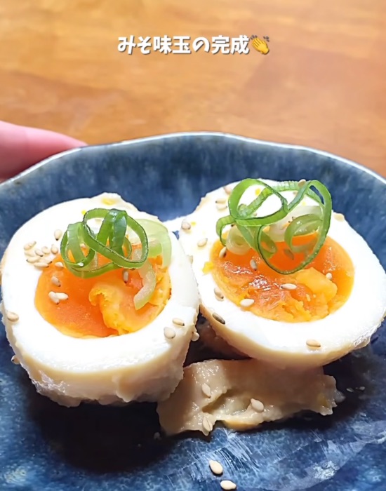 半分に切ったみそ味玉