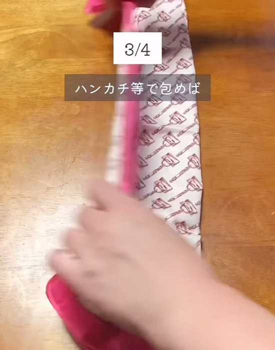 保冷剤をハンカチに巻く様子