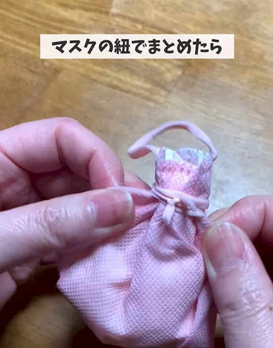 マスクの紐で留めた様子