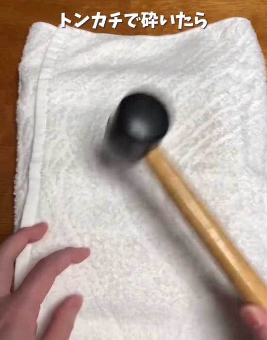 氷を砕いている様子