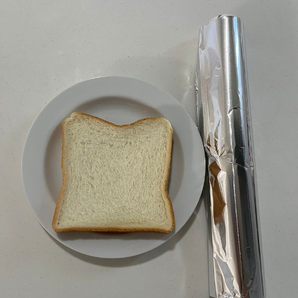 皿にのせた食パンとアルミホイルを並べた様子