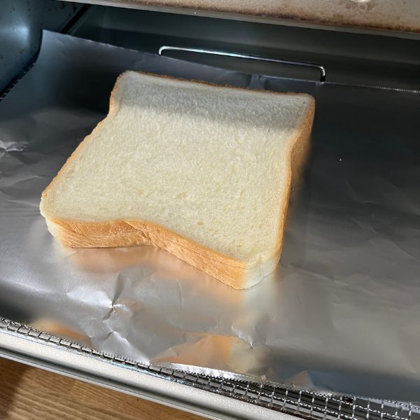 アルミホイルを敷いたトースターの網に食パンをのせた様子