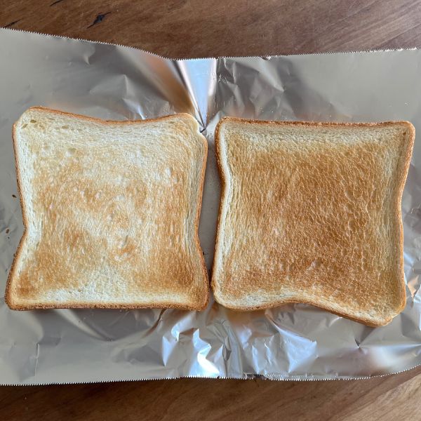 くぼみを手前に置いて焼いた食パンと逆向きに置いて焼いた食パンの焼き色の付き方を比べた様子
