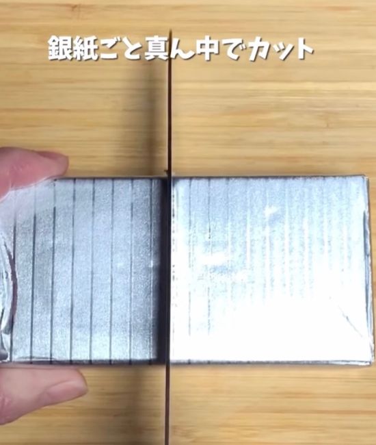 銀紙に包まれたバターの真ん中に包丁を置いた様子