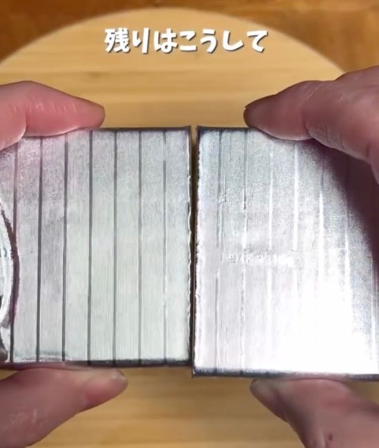 切ったバターの切り口を合わせる様子