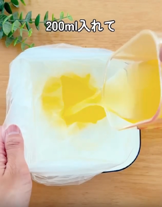 ポリ袋にジュースを入れる様子