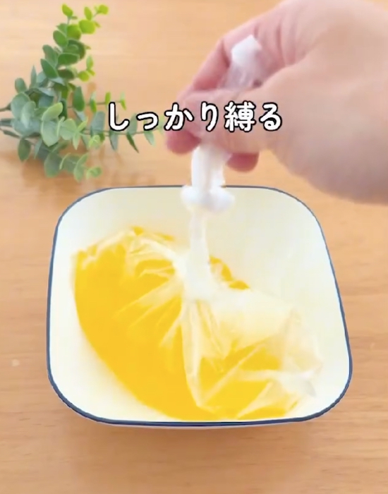 ジュースを入れて口を縛ったポリ袋