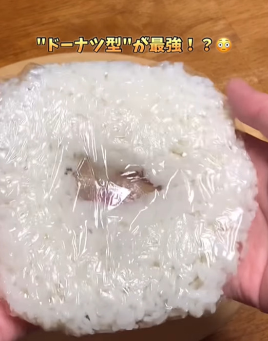 ドーナツ型にラップに包んだご飯