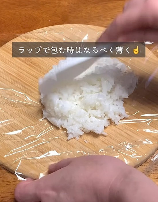 ラップの上にご飯を広げる様子