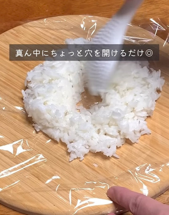 ご飯の真ん中に穴を開ける様子