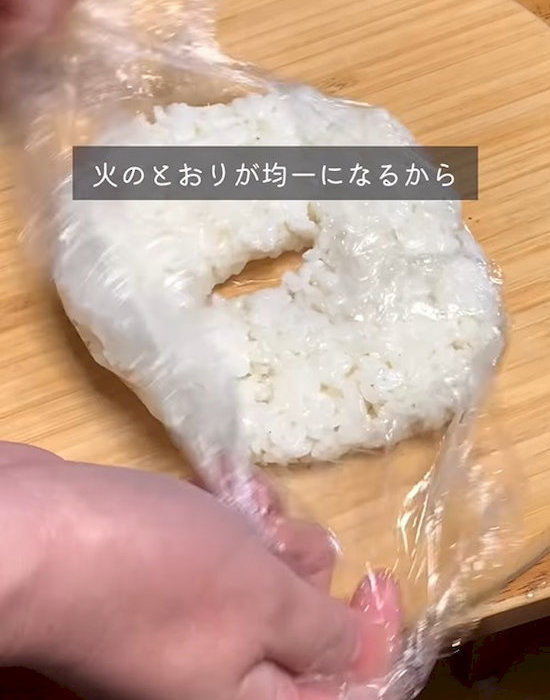 ご飯をラップで包む様子