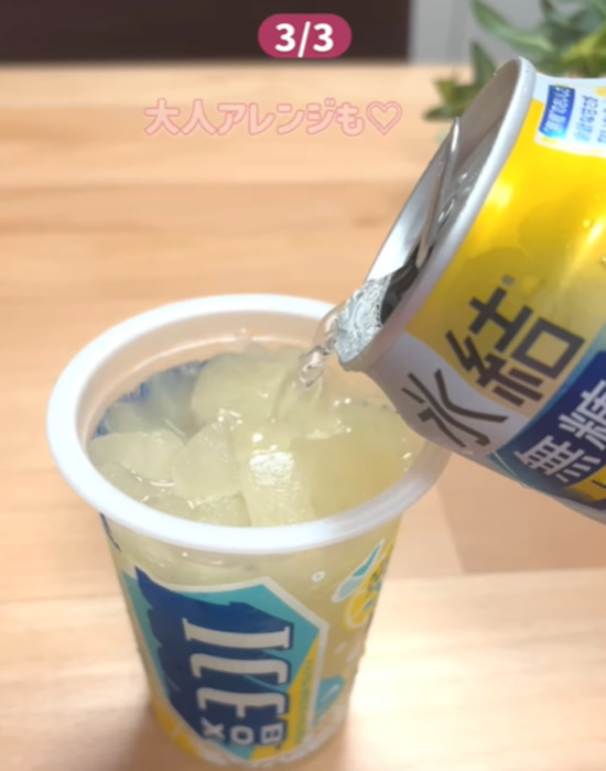 アイスボックスにお酒を注ぐ様子