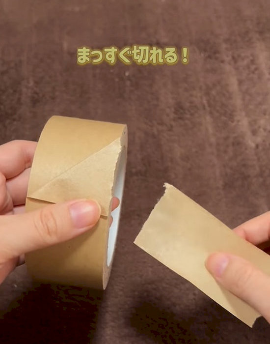 クラフトテープを切っている様子