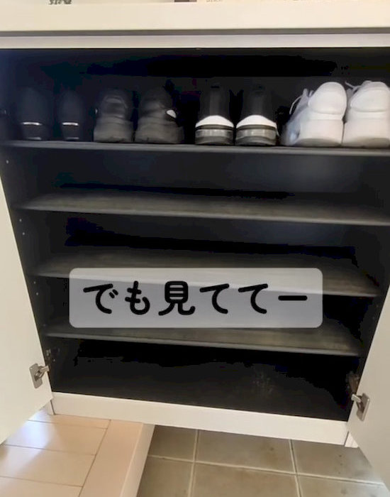 靴を並べた下駄箱