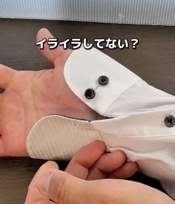 袖を通したシャツの袖ボタンが留まっていない様子