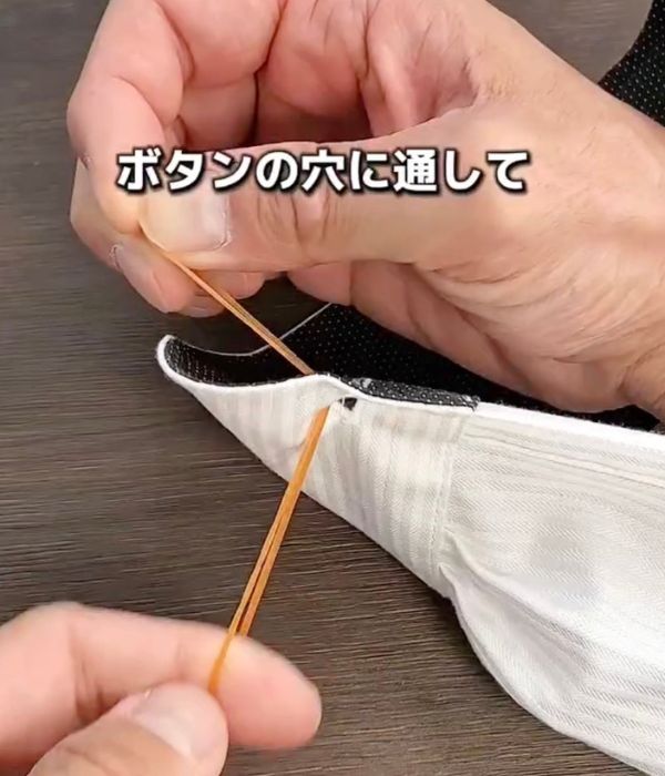 ボタンホールに輪ゴムを通した様子