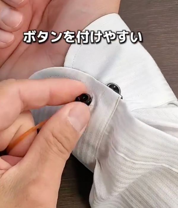 袖のボタンを留める様子