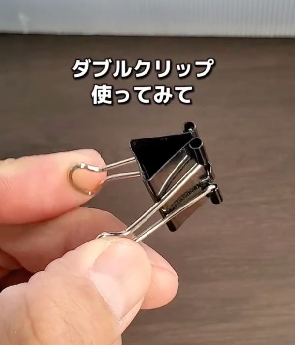 ダブルクリップを手に持っている様子