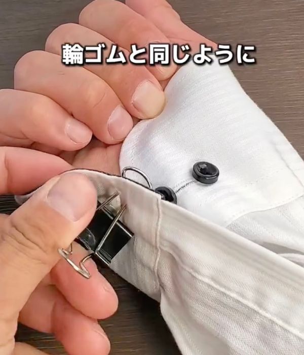 ダブルクリップのワイヤー部分をボタンホールに通す様子