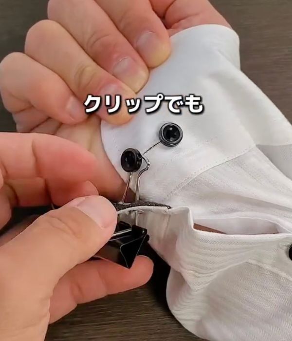 ボタンホールに通したワイヤーをボタンに引っかける様子