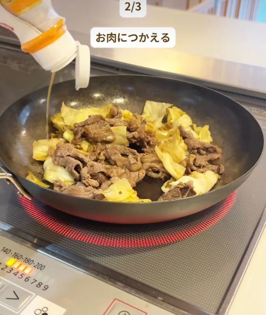 野菜炒めに万能ダレをかける様子