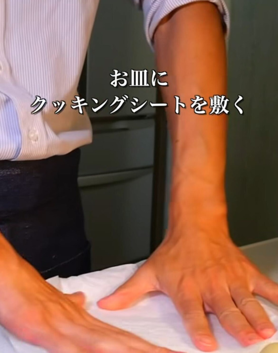 お皿にクッキングシートを敷いている様子